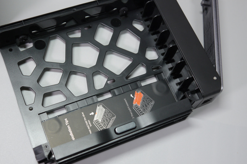 手前のボタンを押すと広がるHDDトレイ