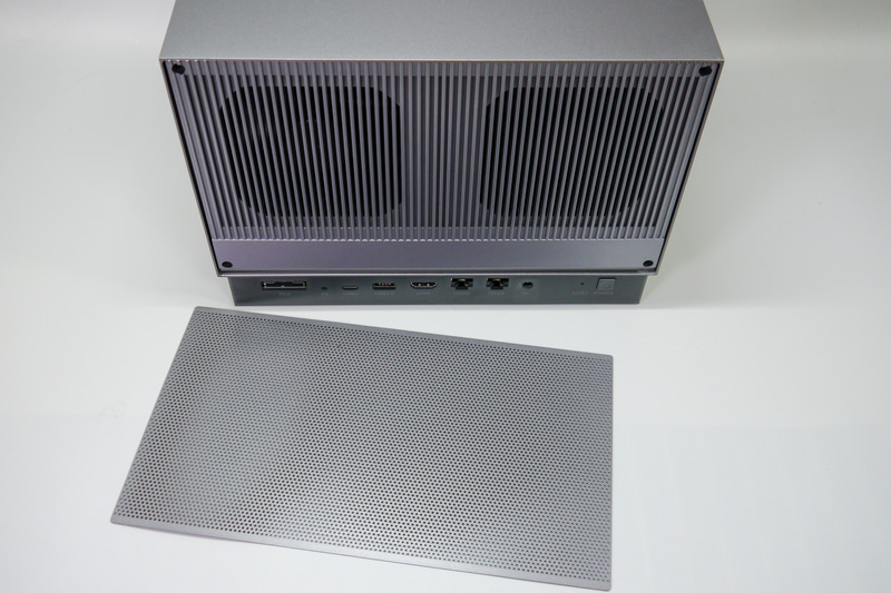 背面にファンが2つ。付属のメッシュフィルターをマグネットで取り付け可能。背面から吸気して前面に排出する