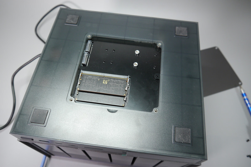 底面にM.2スロットとメモリスロットを搭載。下部は樹脂製ケースだが、このフタのみ金属になっている