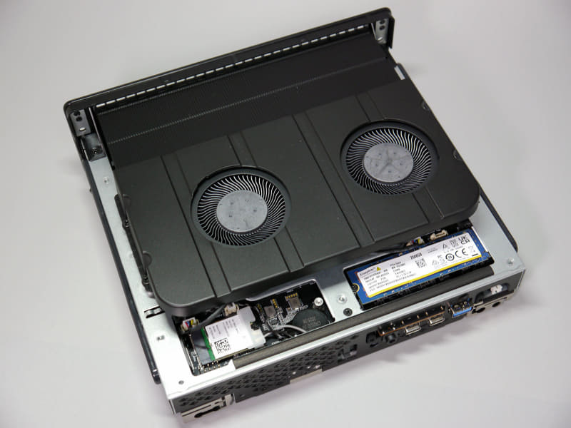 M.2スロットは2つ。標準で2TBが搭載される写真右側は4.0×4だが、左側のWi-Fi側にあるスロットは4.0×1