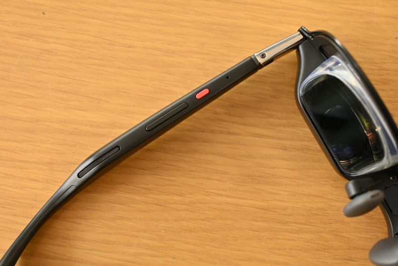 XREAL Oneの右フレーム下には、明るさまたは音量を調節できるボタンと、2回押すことでメニューが表示される赤いボタンがあります