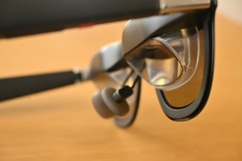 XREAL Oneの光学部分。上が厚く、下にかけて薄くなる“逆三角形”型。これによって画面を覗いたとき、ときどき反射されたデスク下の景色が見えることがあります