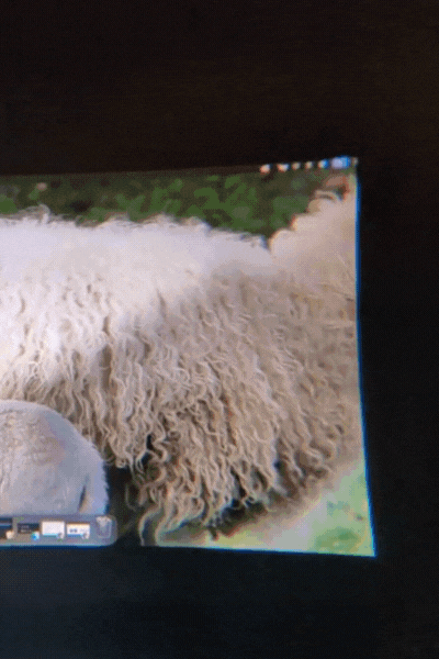 One Proは画面四隅が外へ引っ張られているような映り