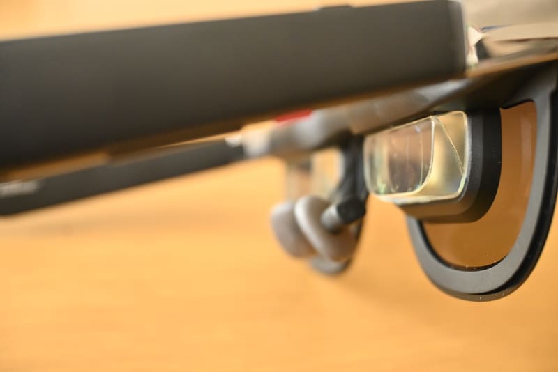 XREAL One Proの光学部分。こちらは上下ともに薄く、外部の景色の反射も防いでくれます