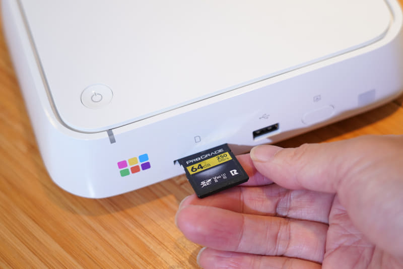 前面にSDカードスロットがある