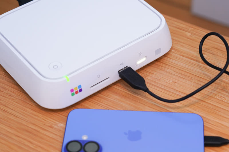 前面にはUSB Type-Aポートもある。ストレージやスマートフォンを接続できる。認識するとボタンが白く点灯する