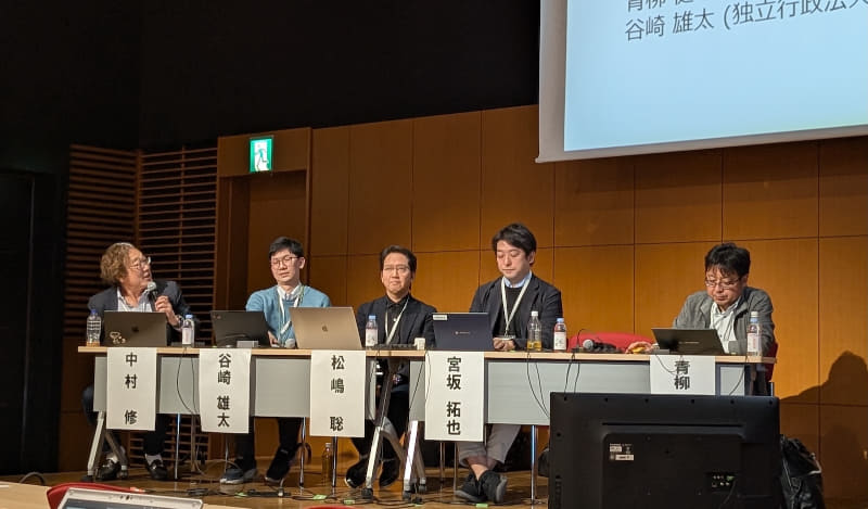 （左から）慶應義塾大学教授の中村修氏、独立行政法人情報処理推進機構（IPA）の谷崎雄太氏、ソフトバンク株式会社の松嶋聡氏、株式会社KDDI総合研究所の宮坂拓也氏、株式会社NTTドコモの青柳健一郎氏