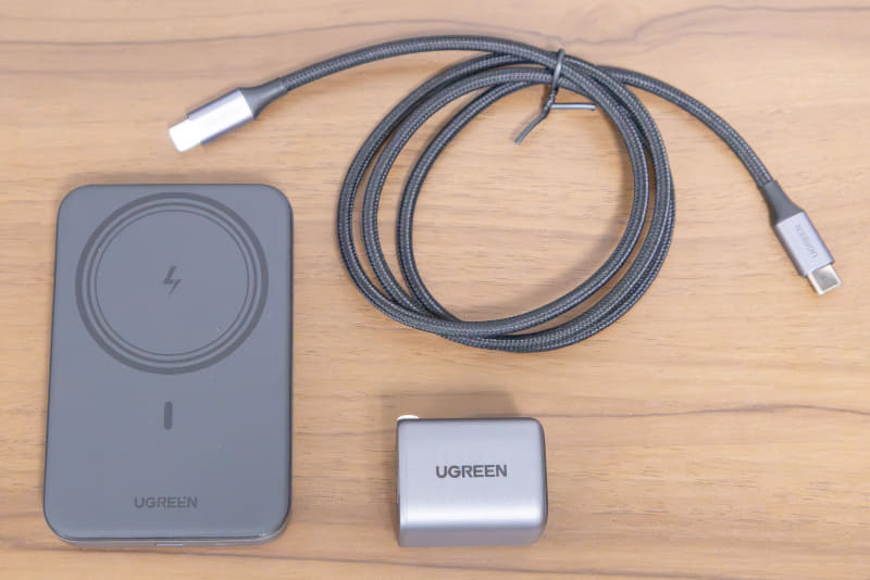 「パワフルシリーズ」の中身。モバイルバッテリー、充電器、USB Type-Cケーブルが入っている