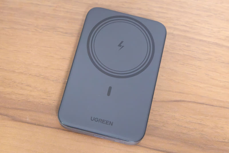 モバイルバッテリーの表面はシリコン素材で滑りにくく、傷が付きにくい