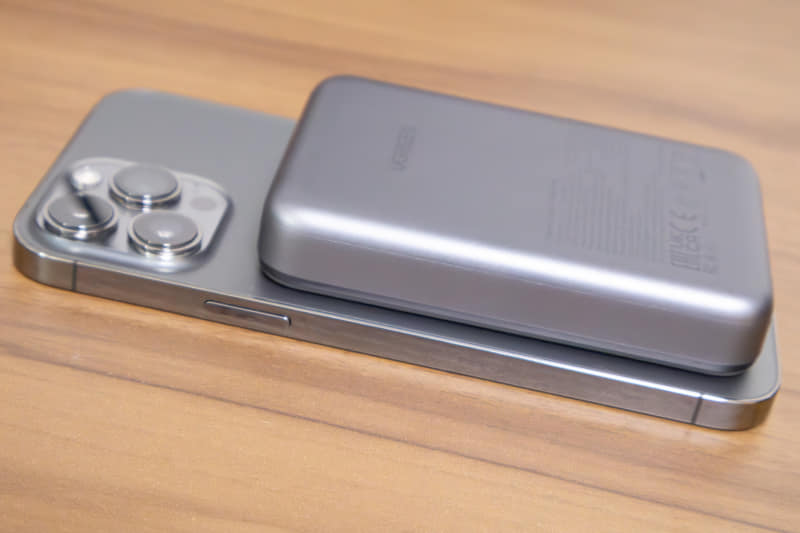 iPhone 13 Pro Maxを充電している様子