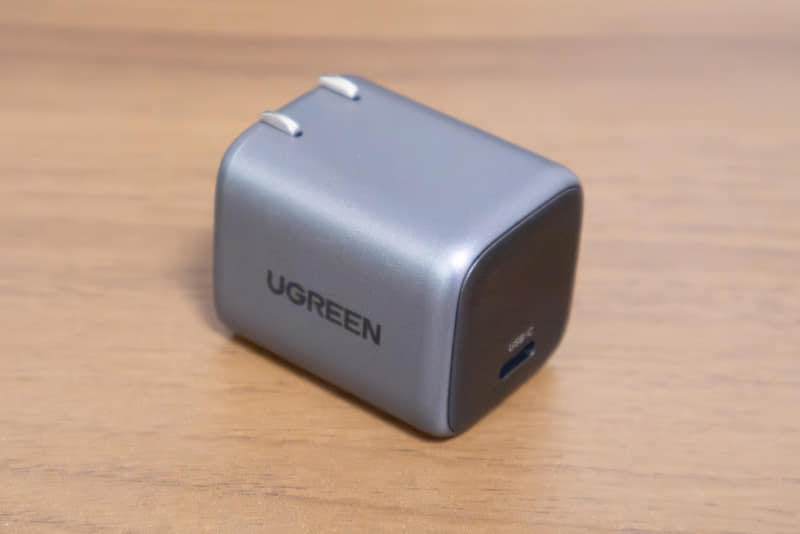 充電器は非常に小型でカバンの中でも邪魔になりにくい