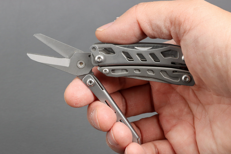 ハサミ、大人の手でも使いやすいサイズでタイラップなども簡単に切れる