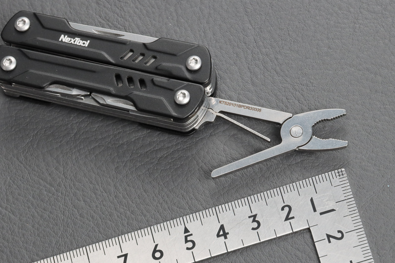 ペンチはかなり小さい