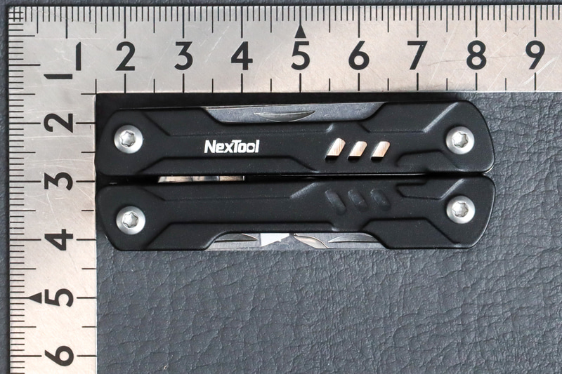 折りたたんだ時のサイズは67.2×25.3×15.5mm