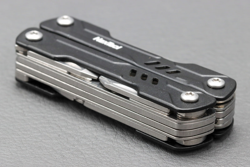 折りたたんだ時のサイズは67.2×25.3×15.5mm