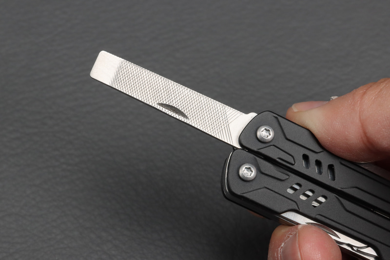 ヤスリ、大きさはあるが目はそんなに立っていないので使いどころは限られそう