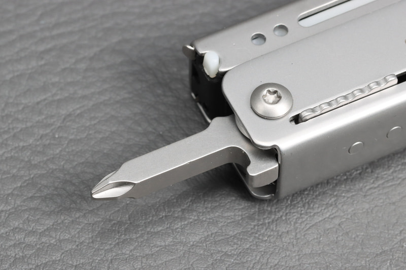 プラスドライバーはもっとも一般的なPH2。ちゃんと使える