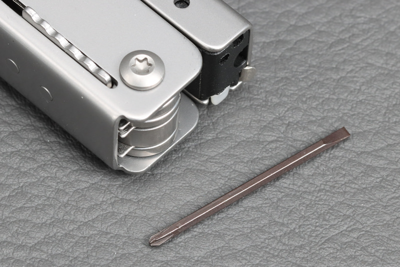 精密ドライバーは本体に内蔵されている