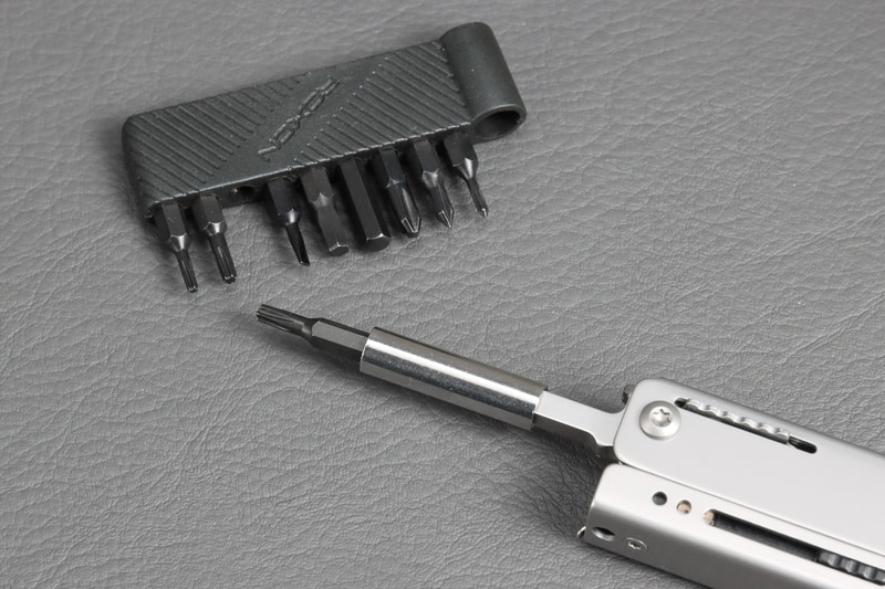 本体のドライバーにアダプターをつけてビットを装着できる