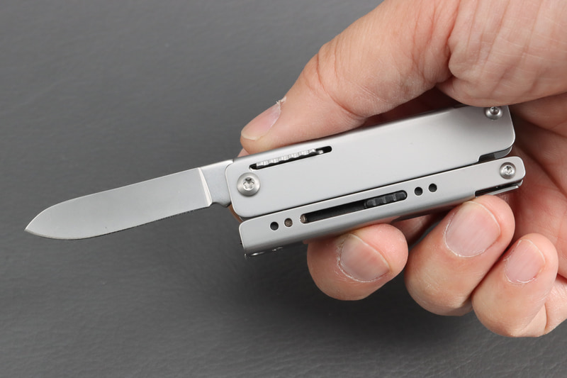 ナイフはロックされるし柄の部分も持ちやすくて使いやすい