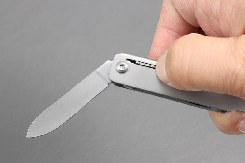 折りたたむ時は側面にあるロック解除レバーをスライドさせる