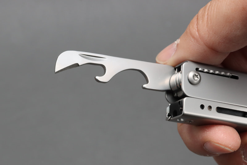 ボックスオープナー。缶切りの先を鋭くしただけだがこれが便利