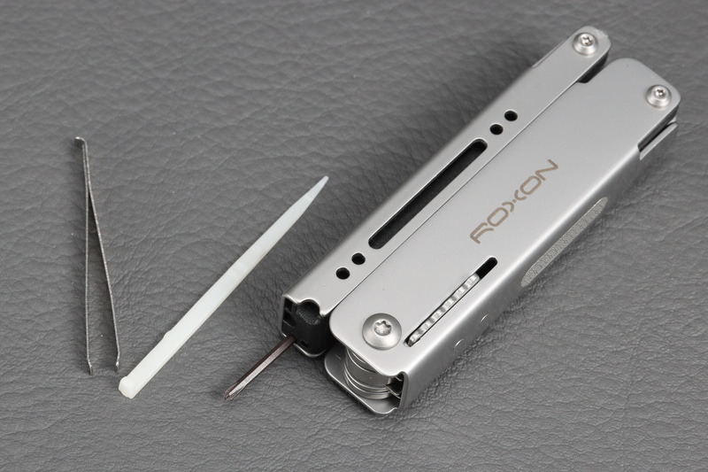 ピンセット、爪楊枝、精密ドライバーは引き出して使う