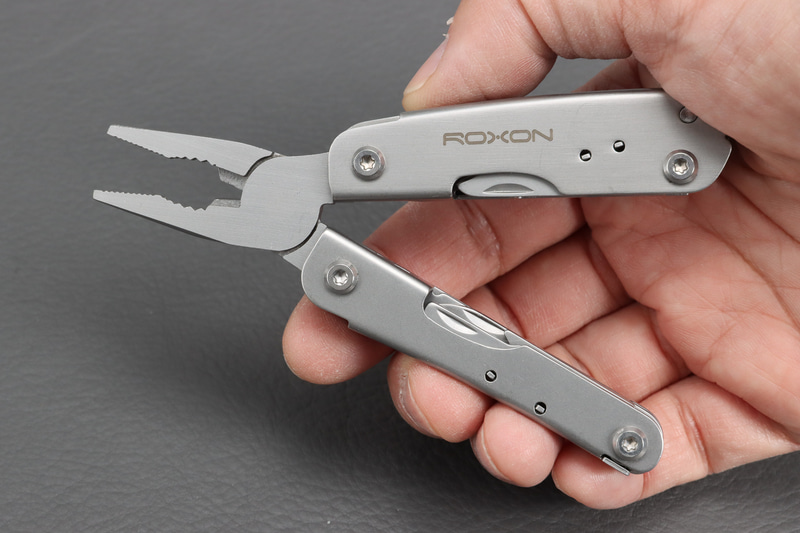 かなりしっかりとしたペンチ。根本もワイヤーカッターも幅があってある程度太い線も切れそうだ