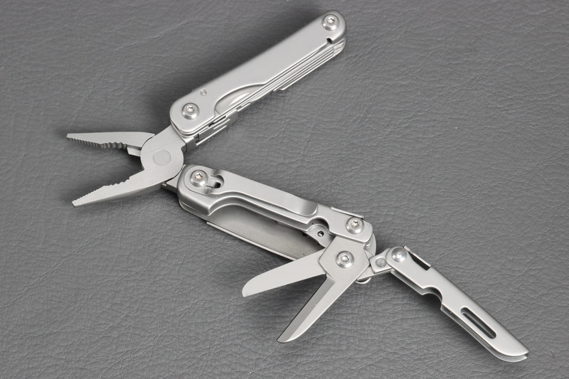 ペンチの柄の部分にハサミが入っている