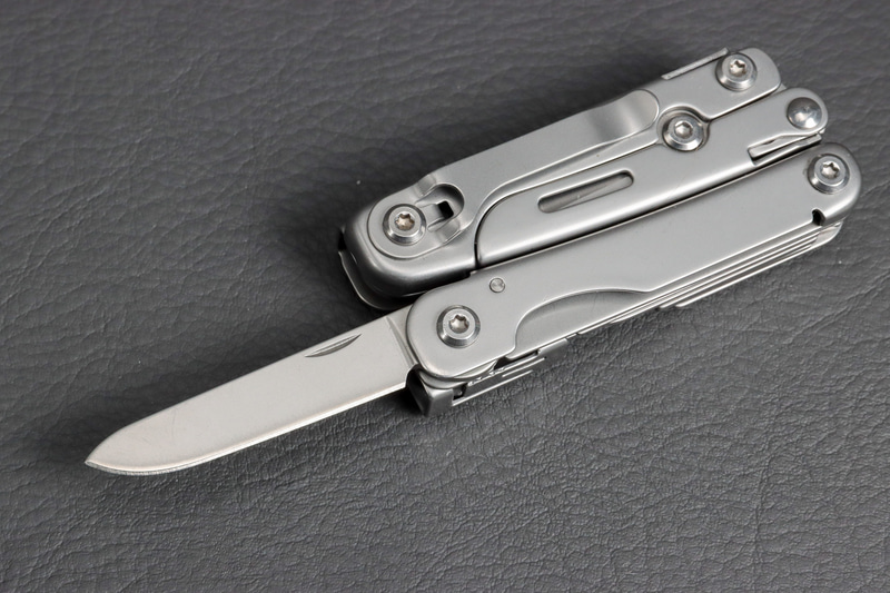 ナイフ、開いたところでロックされるようになっている