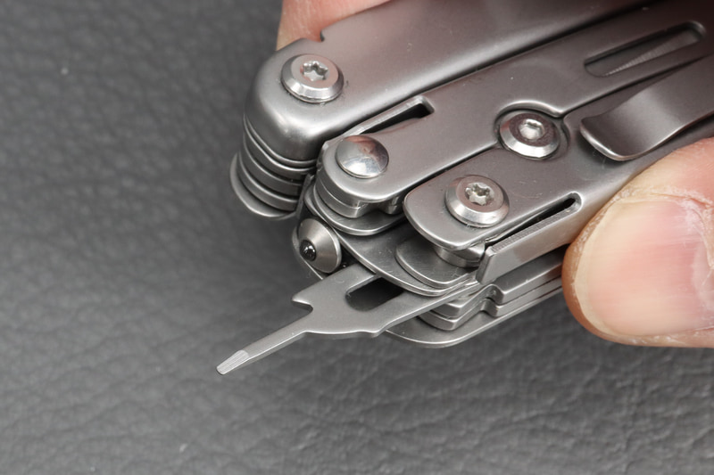 精密マイナスドライバー。これよりSIMが外せるピンがほしい