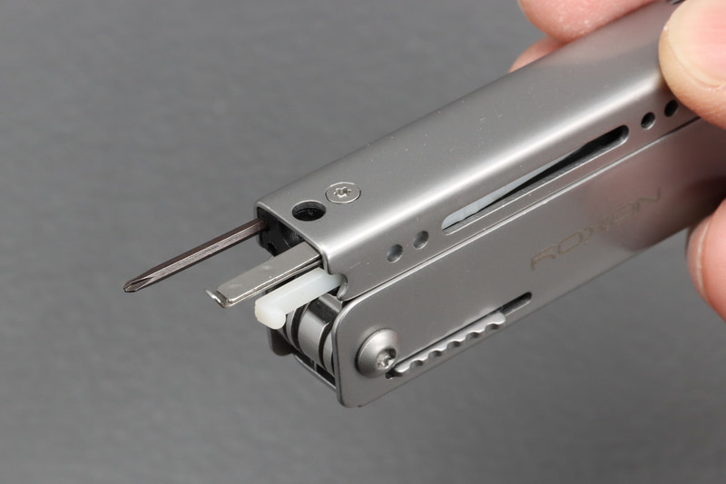 ピンセット、爪楊枝、精密ドライバーは引き出して使う