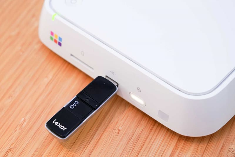 「おもいでばこ」の前面USB Type-AポートにUSBメモリを接続。SDカードリーダーにSDカードを入れてもいい