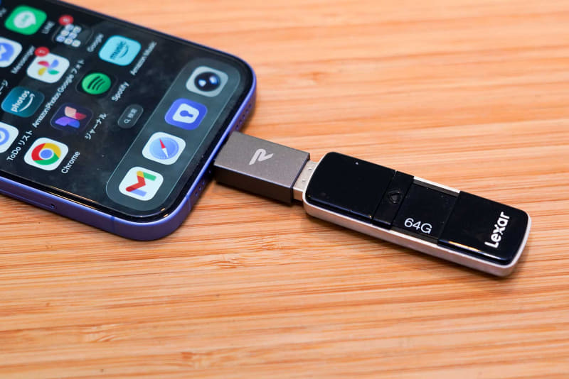 iPhoneに写真を書き出したUSBメモリを、USB Type-AをUSB Type-Cに変換するアダプターを使って接続