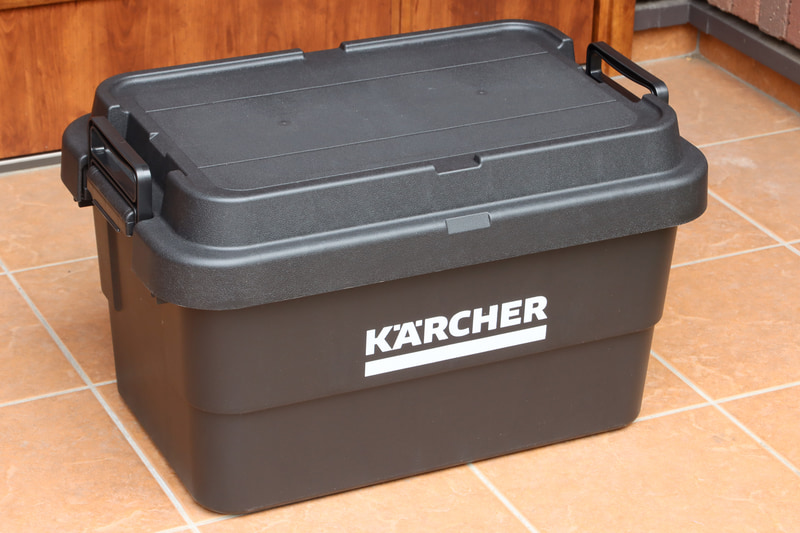 オプションの「オリジナルボックスM」。50LのコンテナボックスでK 2 サイレント一式がちょうど収まる。水もこぼれないので屋根裏にしまうのに最適