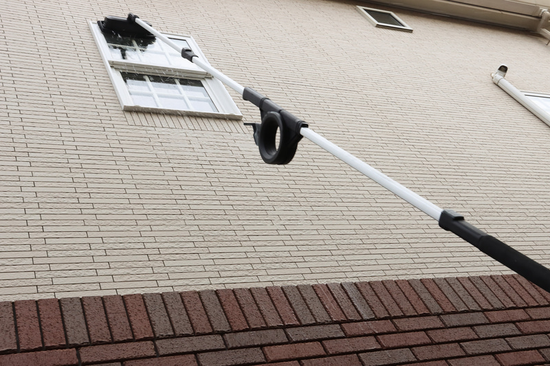 2階の腰窓ぐらいなら余裕で届く。ただし、2階の高い位置の窓だと、使い手の身長によりそうだ