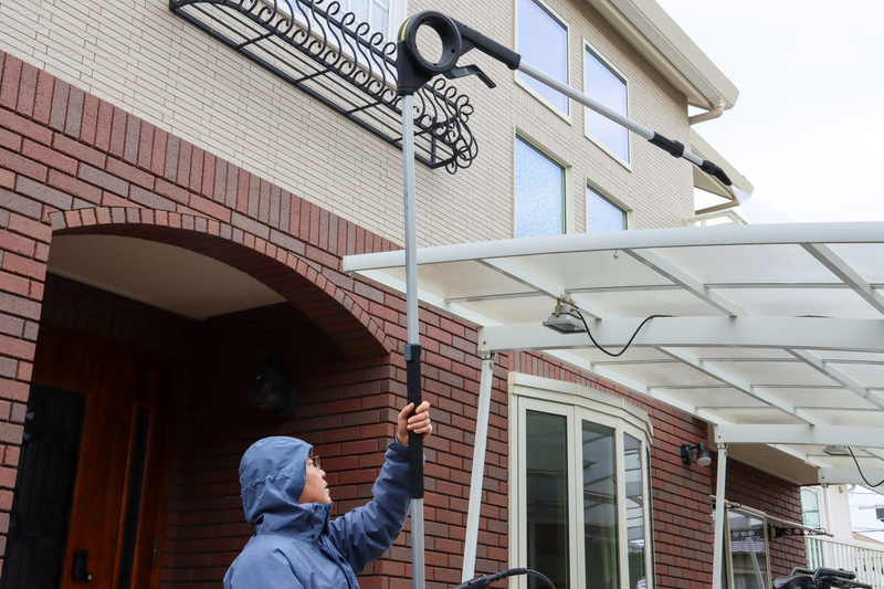 途中で曲げることでカーポートの屋根なども掃除できる