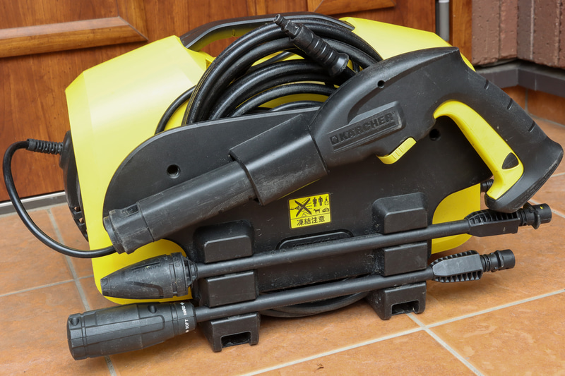 背面に電源ケーブルや高圧ホース、ガンやノズルを収納できるようになっている