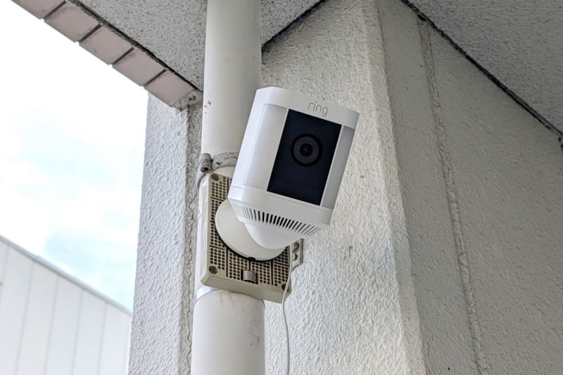 PCやスマートフォンだけでなく、テレビなどの動画サービス対応家電機器や防犯カメラなどのIoT機器も、その多くがWi-Fiに対応しており、家庭での有線LANの必要性は低下している