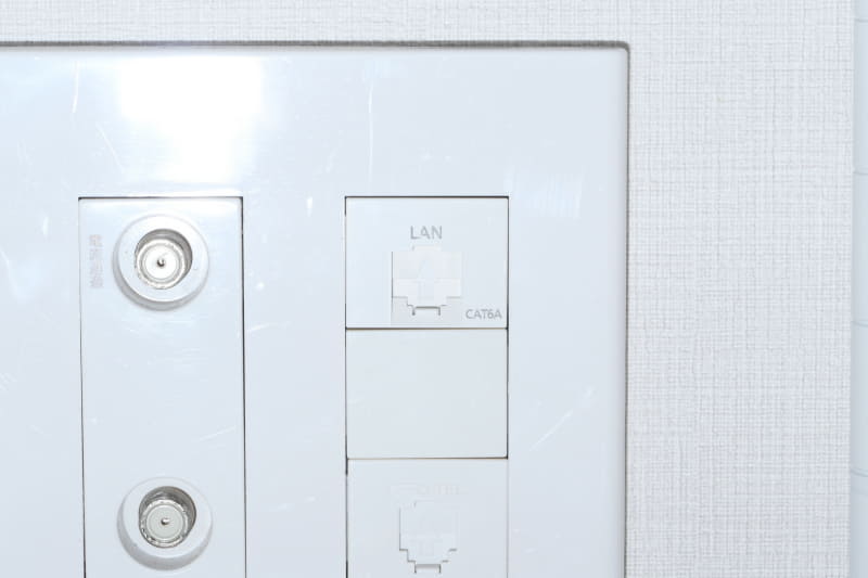 筆者の自宅は、ほとんどの部屋に有線LANコネクタを備える情報コンセントを設置し、CAT6A対応のLANケーブルでの配線を行っていたため、当初から10GbE対応の有線LANを整えていた
