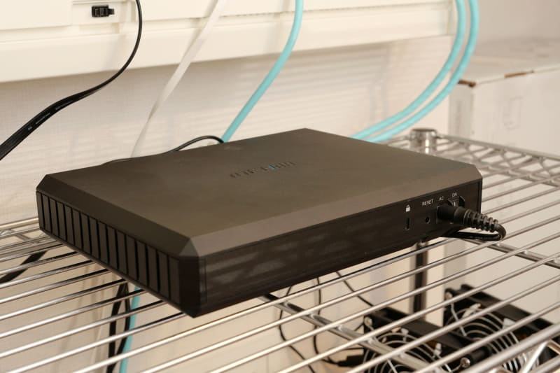 以前より10ギガ回線導入に備えて利用していたバッファローの法人向け有線VPNルーター「VR-U500X」。こちらはWAN、LANそれぞれに10GbEポートを備えており、10ギガ回線にも問題なく対応できる