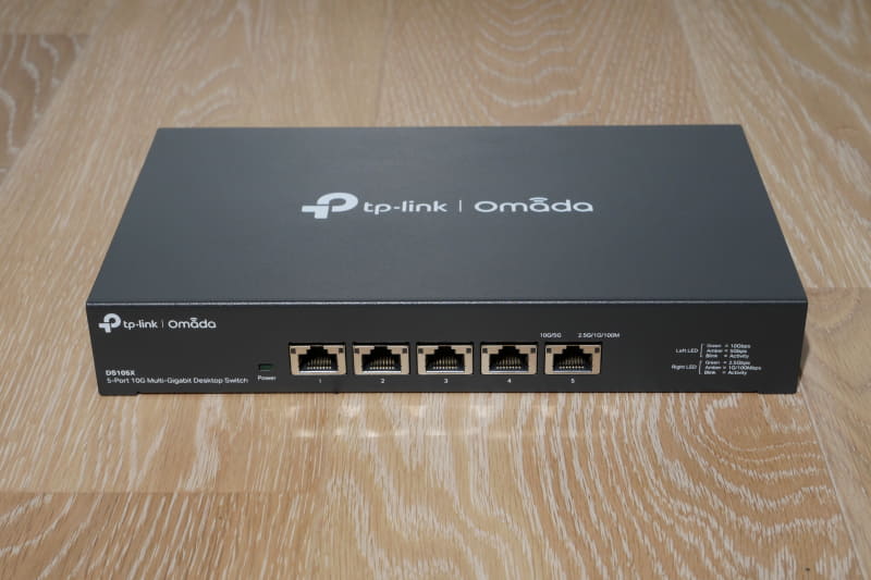 デスクトップPCとノートPCの10GbE対応に備えて購入したTP-Linkの10GbE対応5ポートスイッチングハブ「DS105X」。10GbEで接続するのはデスクトップPCとノートPCの2台のみなので、5ポートの製品をチョイス