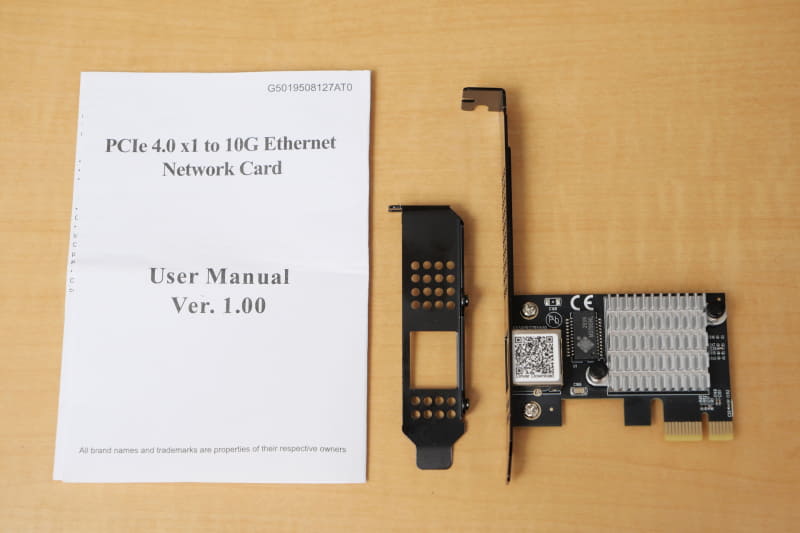 パッケージにはカードとロープロファイル用ブラケットと簡易マニュアルが同梱。ドライバーは本体のQRコードを読み取ることでダウンロードできる