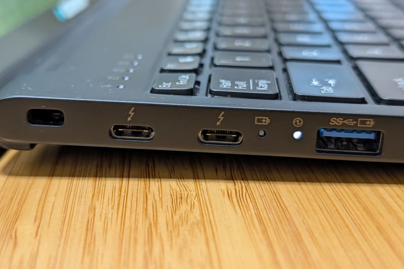筆者が利用しているノートPC「FMV Note U WU1-K1」は、USB 3.2 Gen 2x2対応のThunderbolt 4ポートを備えている