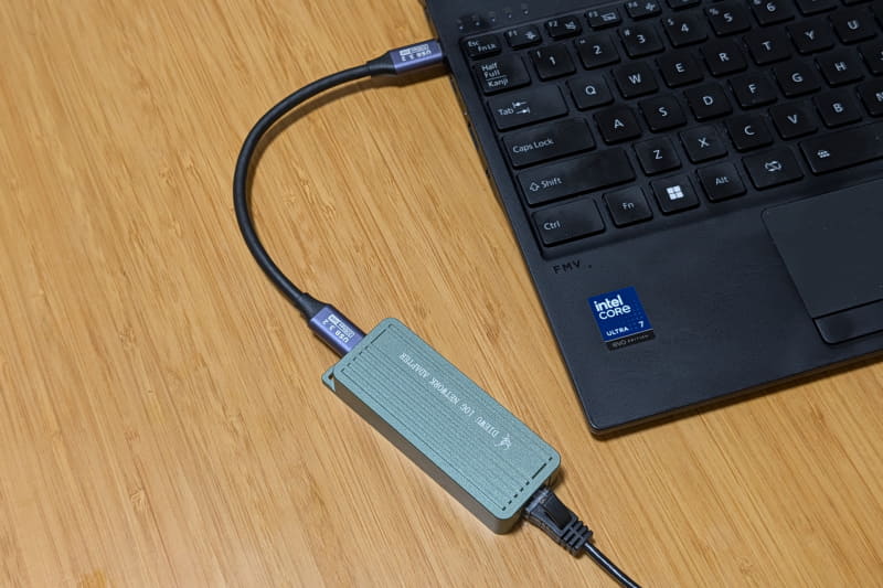 Thunderbolt 4ポートに接続してRealtekのウェブサイトからダウンロードしたドライバーを導入すると、無事10GbpsでLANに接続された