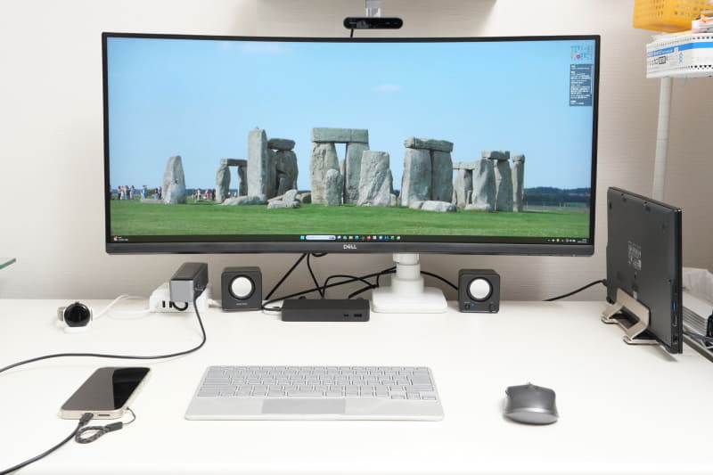 普段ノートPCは、Microsoftの「Surface Thunderbolt 4 ドック」を接続し、ドック内蔵の2.5GbE LANでLAN接続、外部ディスプレイや顔認証カメラ、USBスピーカーなども接続し、デスクトップPC的に利用している