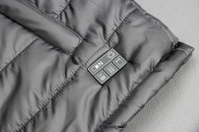 スイッチが裾のあたりにあるのも選んだポイント。左上のNのボタンで全体を操作、下の3つのボタンでそれぞれの部位ごとの操作、右上の照明ボタンを押すとスイッチ自体の明かりが消せる