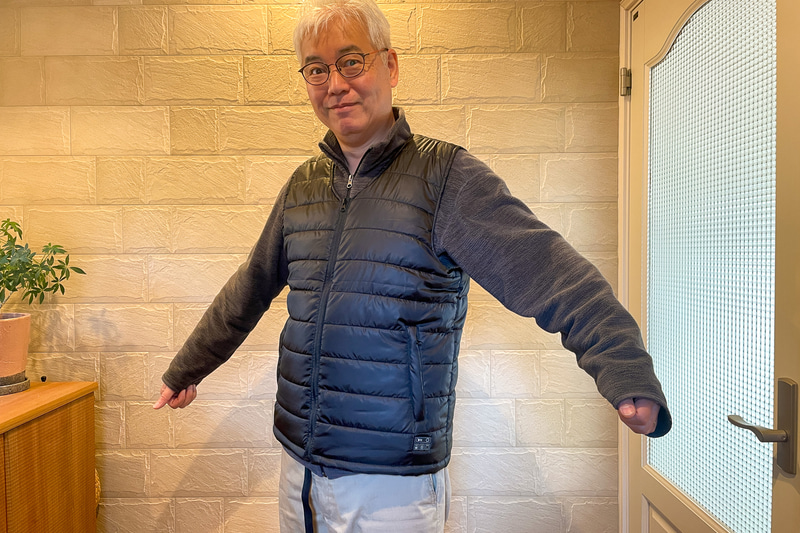 フリースの上から着たところ。十分過ぎるゆとりがある