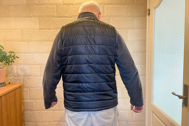 フリースの上から着たところ。十分過ぎるゆとりがある