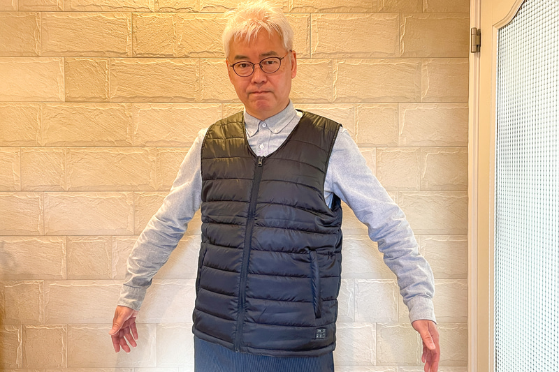 タイト目のシャツの上から着たところ。ゆったりすぎて防弾チョッキでも着ているようだ